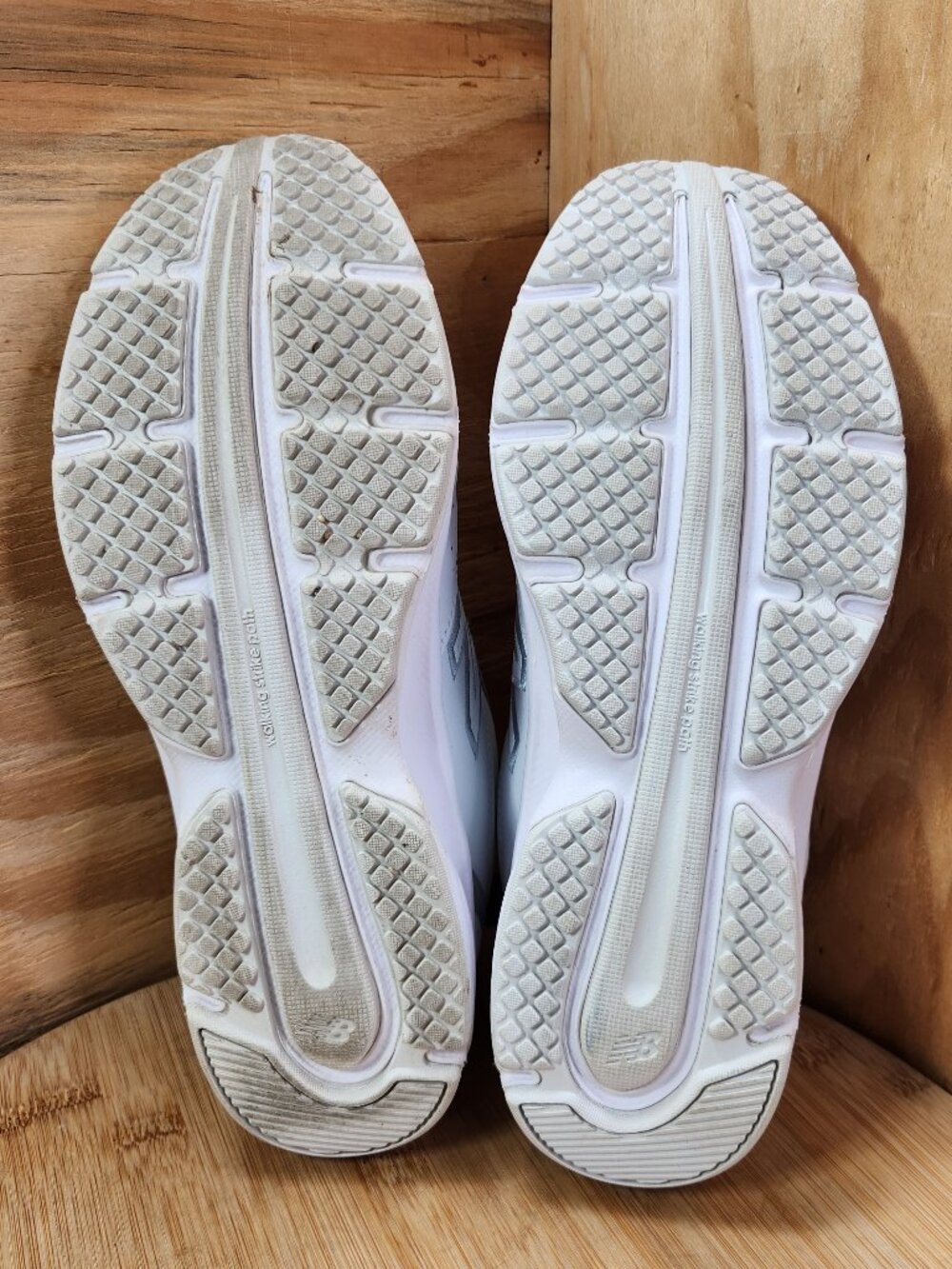 New Balance 411 V1 Womens White Walking Shoes Sneakers Size 9 Wide - Picture 9 of 10